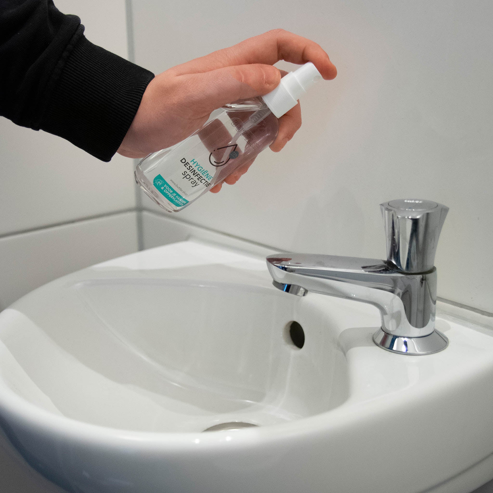 Hygiene desinfectie spray met toiletrolhouder - Buttler.shop